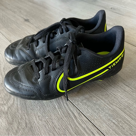 Nike Tiempo Kids Cleats Soccer Sz 1Y Black/Neon - Picture 1 of 9